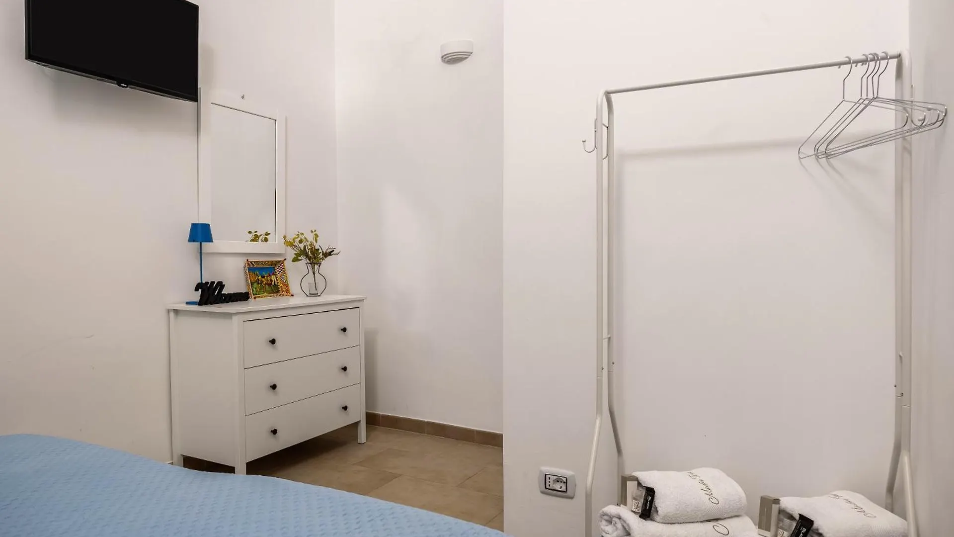 Madre Terra Airport Rooms And Suites Terrasini 0*,  Italia